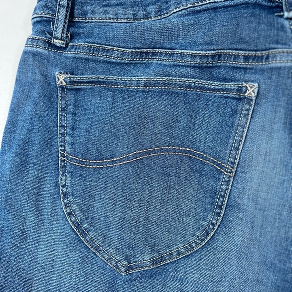 Lee Ryder Women’s Classic midrise Blue Jean Shorts, size 16M - Picture 10 of 13